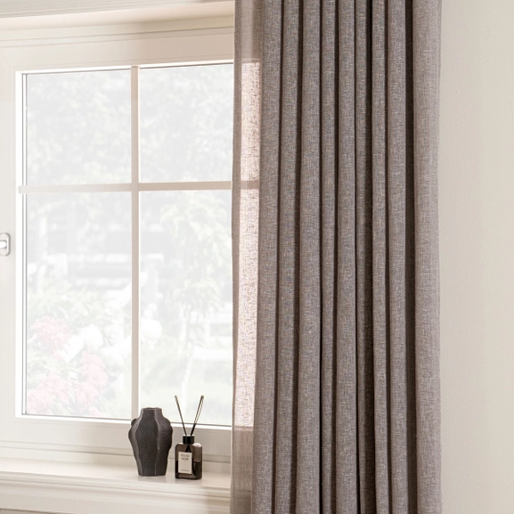 Skir gardin i greige färg på svart gardinstång