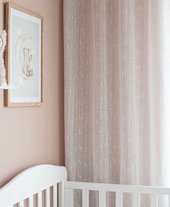 Transparent vit gardin med dekorativa knutar