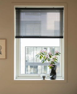 Skruvfri, svart persienn Tension