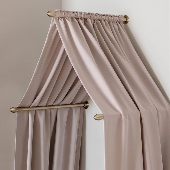 beige-sänghimmel-stänger-antikmässing