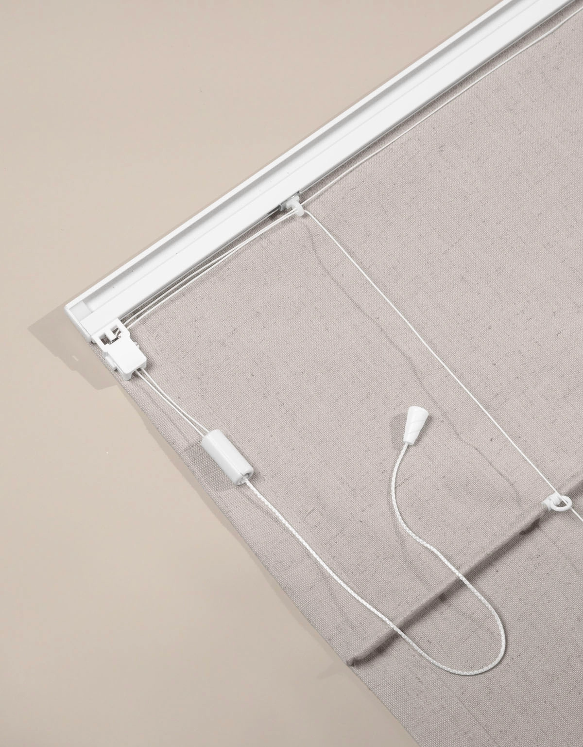 Baksidan av en gråmelerad hissgardin med linlås