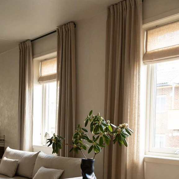 Beiga gardin Lina i vardagsrum