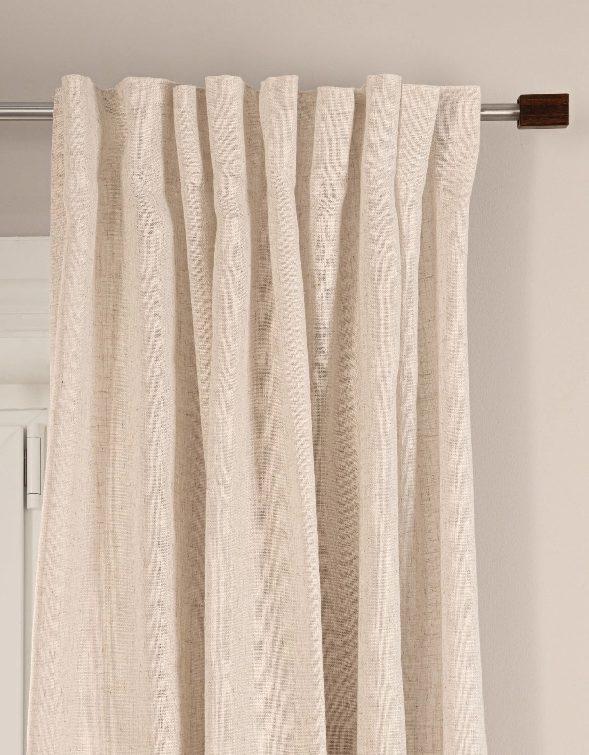 Gardinstång med knopp i kaffefärgat trä