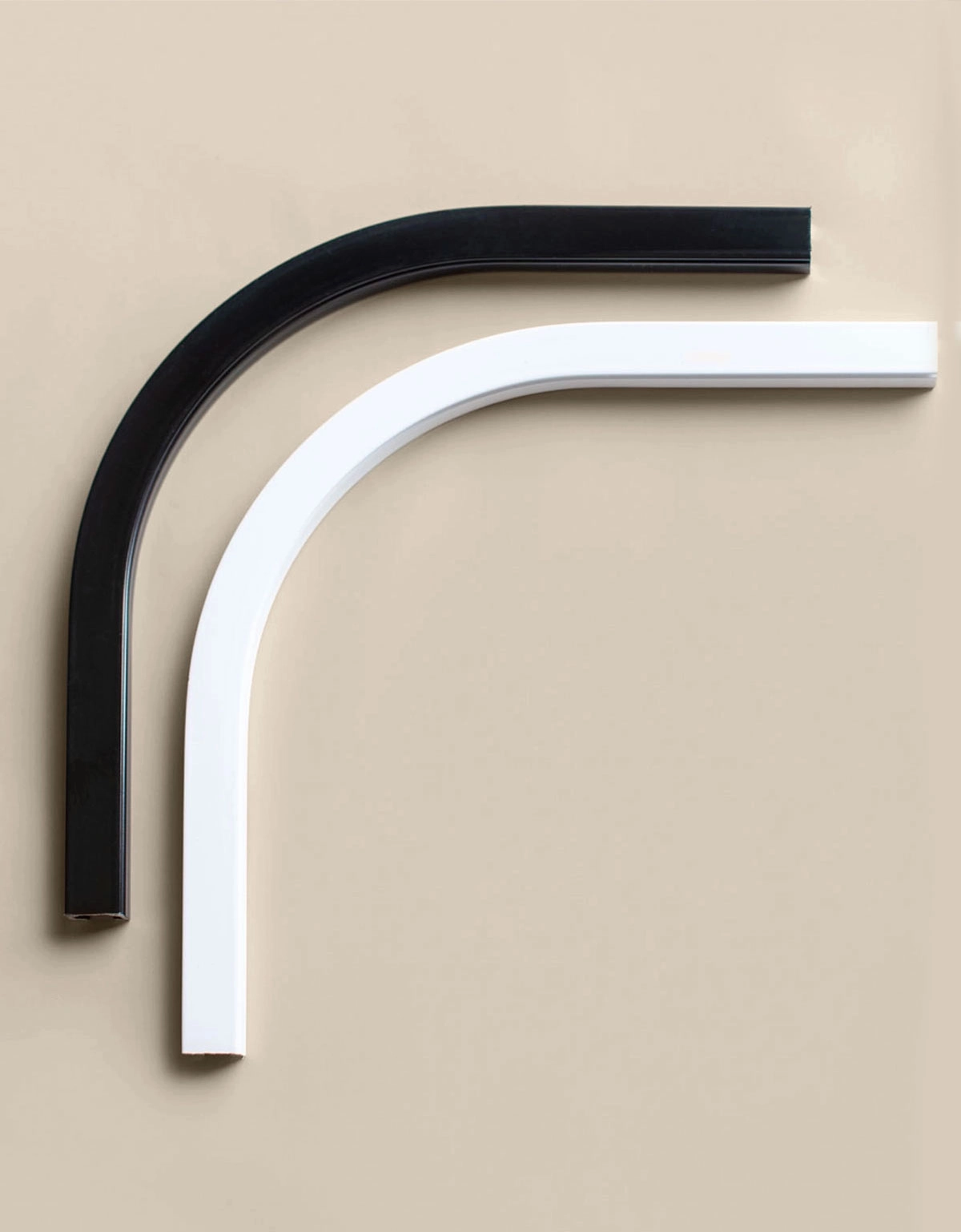 Svart och vit böj till u-skena