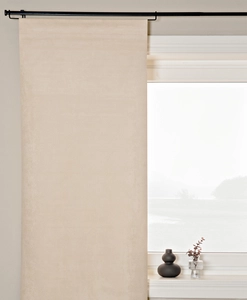 beige panelgardin med mockastruktur på gardinstång