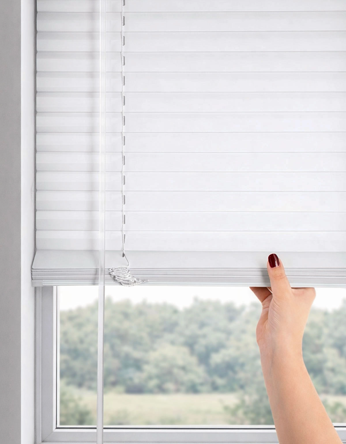 cordless-persienn-vit-hand