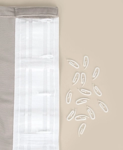 Rynkbandskrokar i comboband på gardin