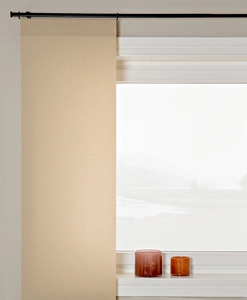 Beige panelgardin på gardinstång