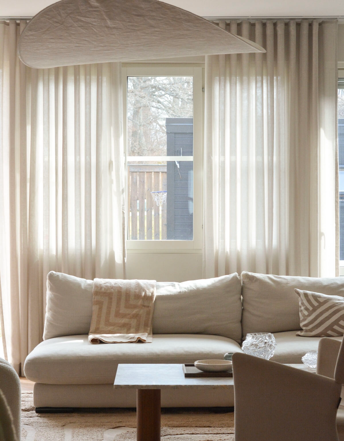 Beige skir gardin i vardagsrum