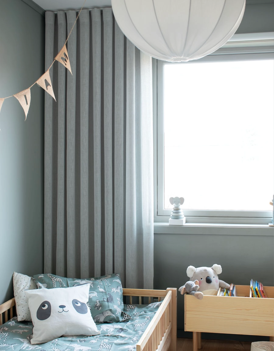 Blå gardin i blått barnrum