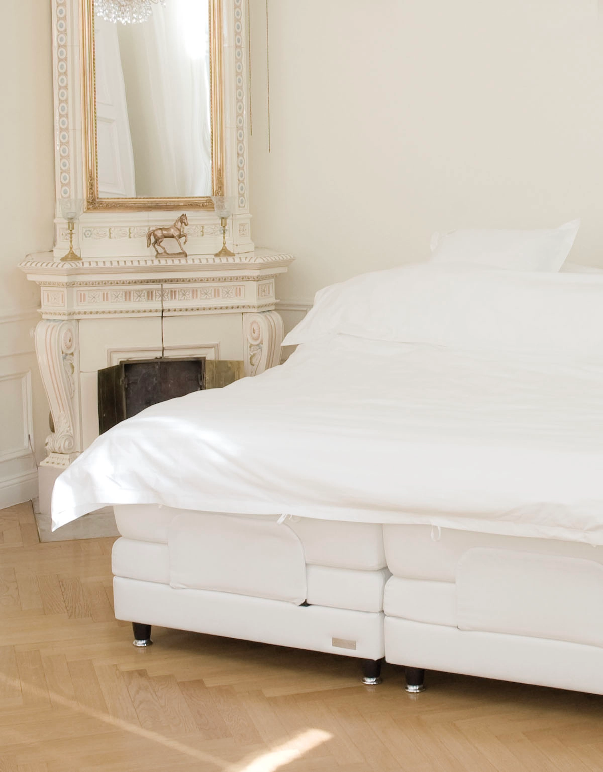 Vit säng i klassisk miljö med svarta sängben
