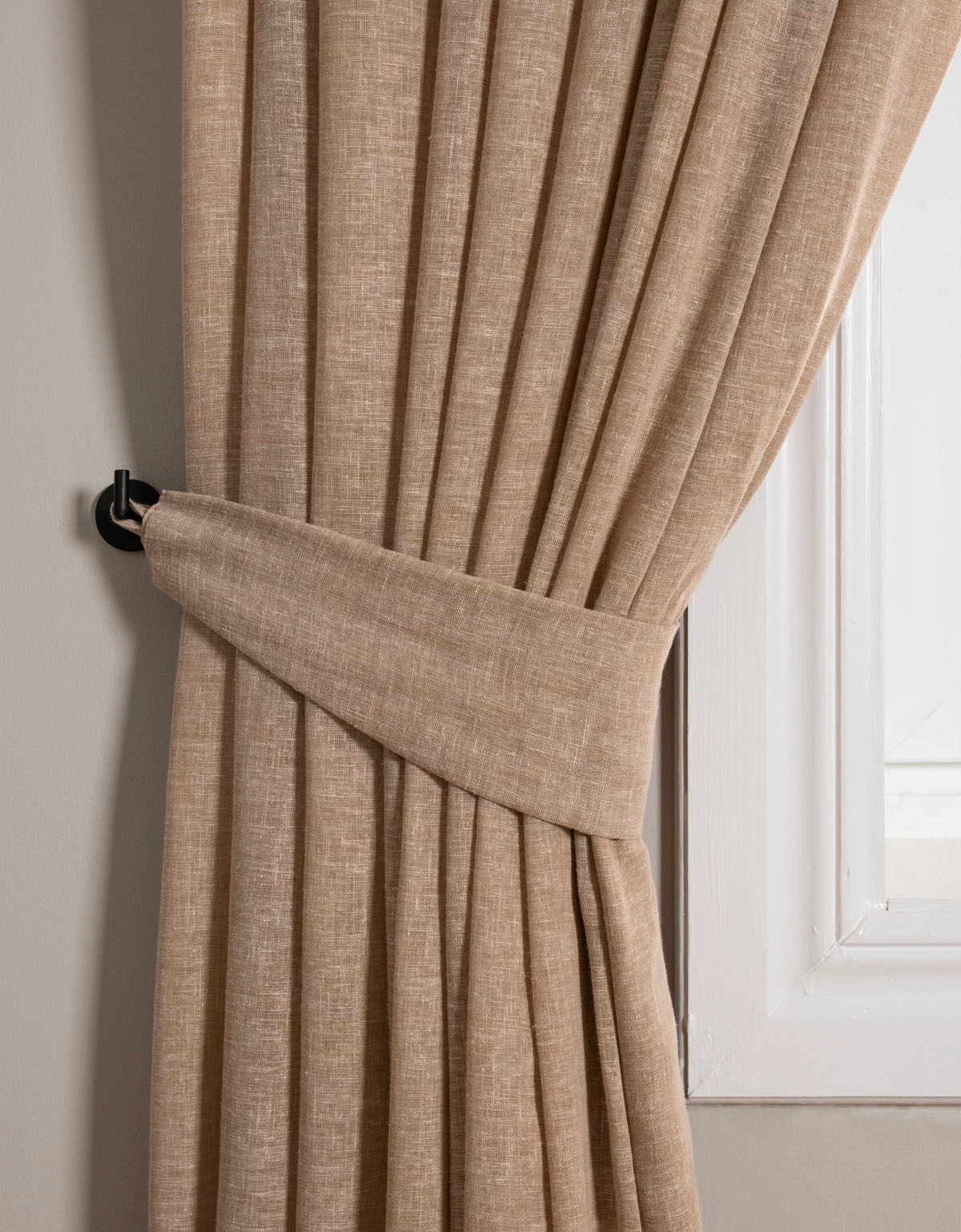 Beige gardin med matchande gardinomtag