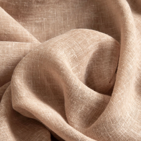 Närbild på gardintyg Saga i nougat