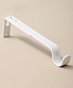 Väggfäste i vitt till gardinstång