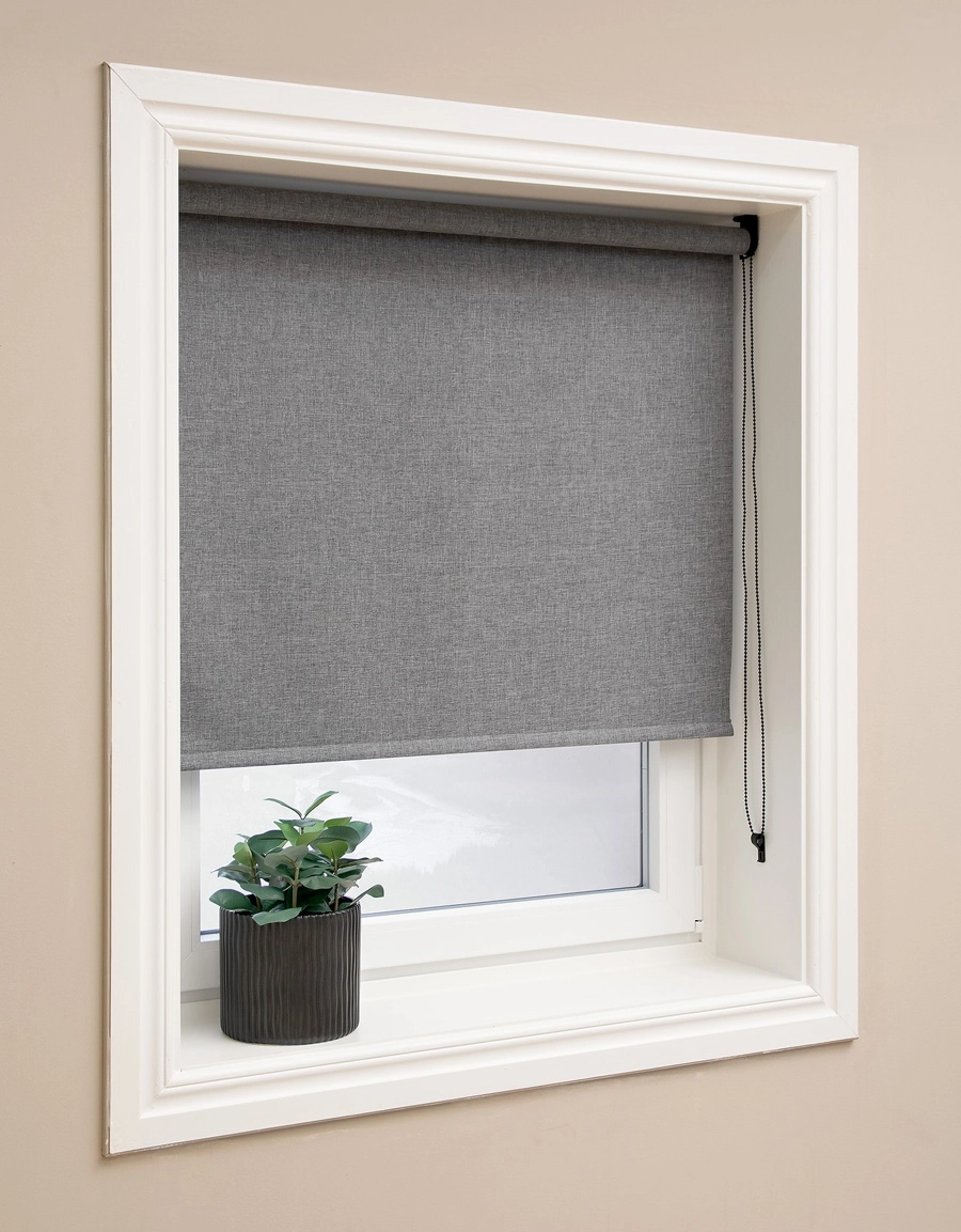 Mörkläggande rullgardin med textilkänsla