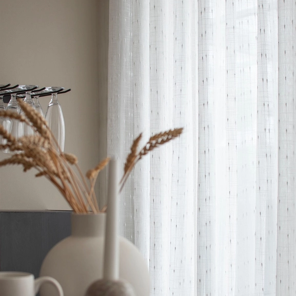 Transparent vit gardin med dekorativa knutar