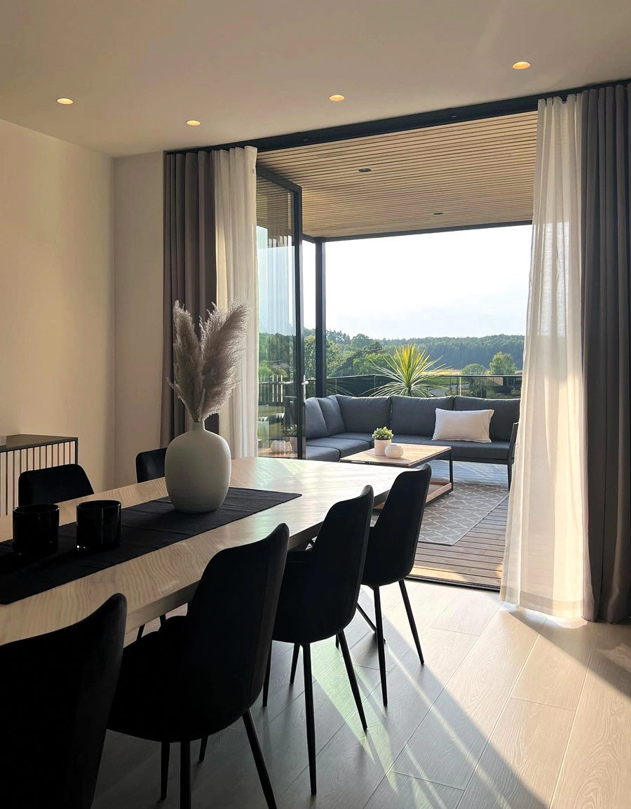 Hotellgardiner framför balkongdörr