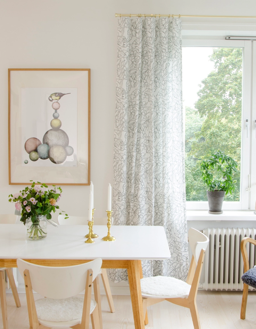 Vit gardin med ett mönster av kvinnor