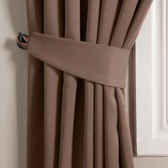 Brun mörkläggningsgardin med gardinomtag