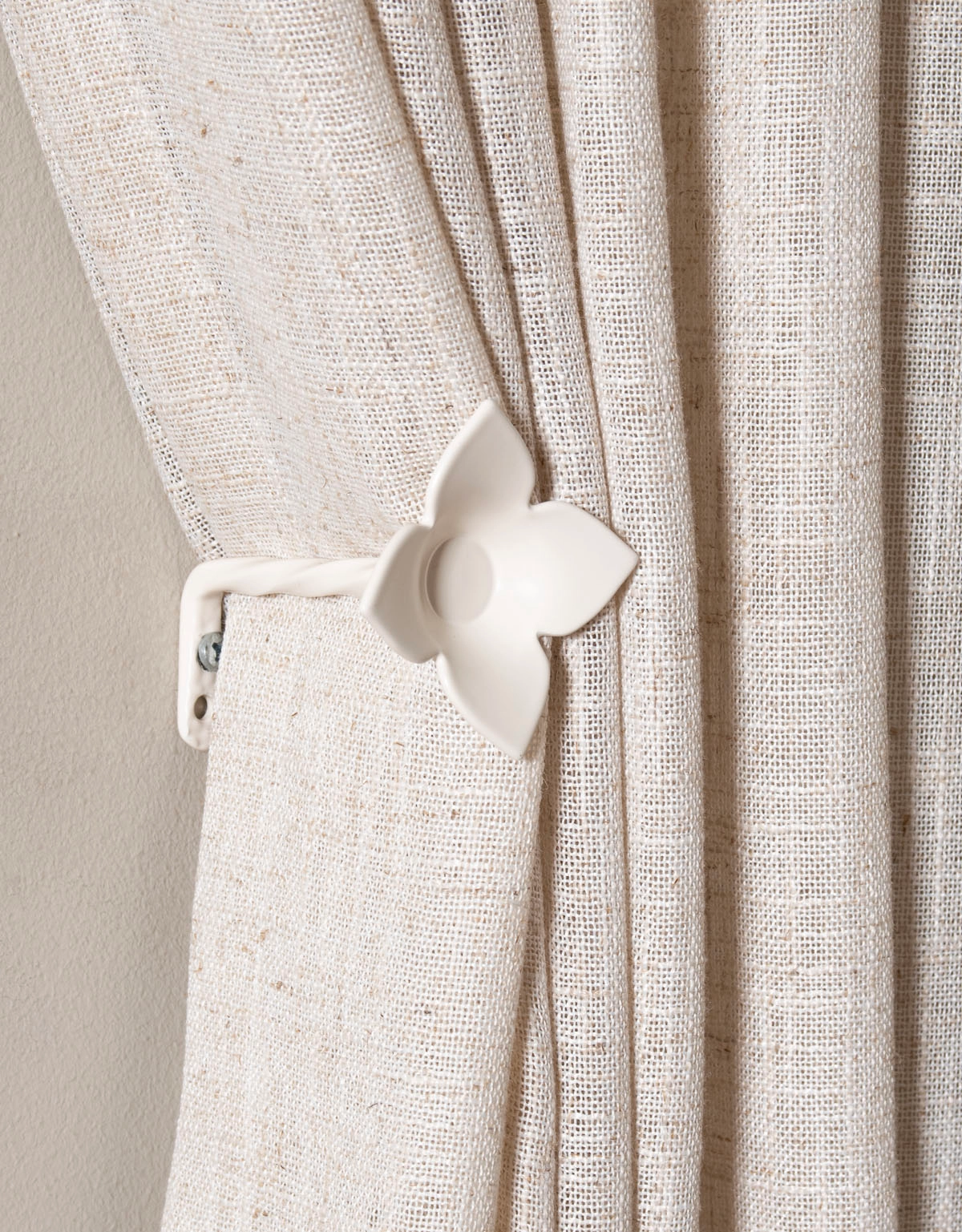 Omtagsfäste till gardin i form av vit blomma