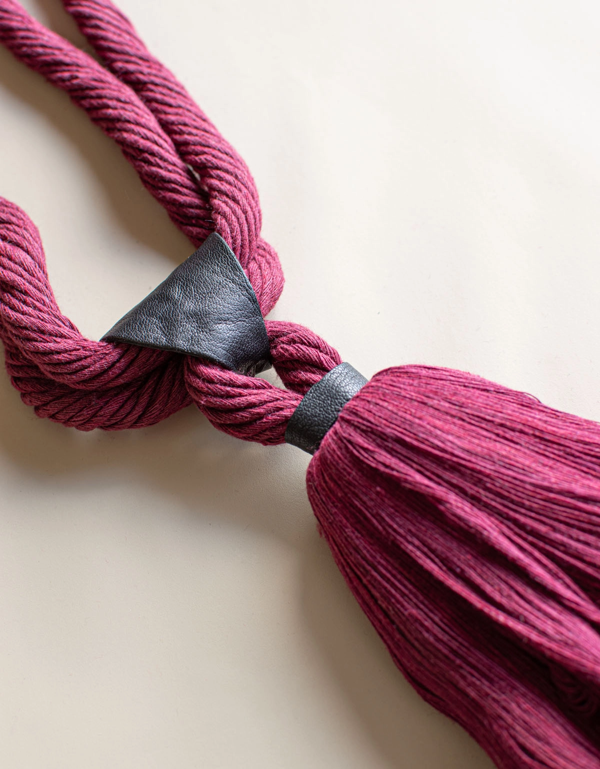 Vinröd gardintofs med läderdetalj