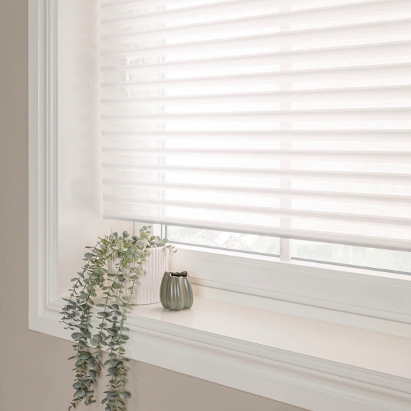 Rullgardin med textillameller i vitt