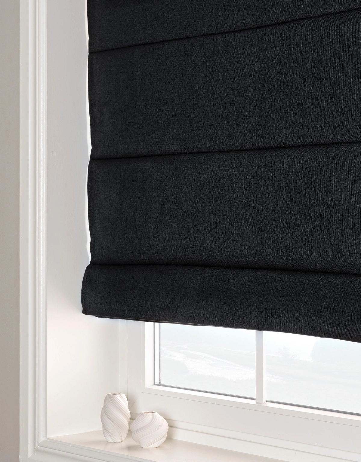 Svart hissgardin i fönster