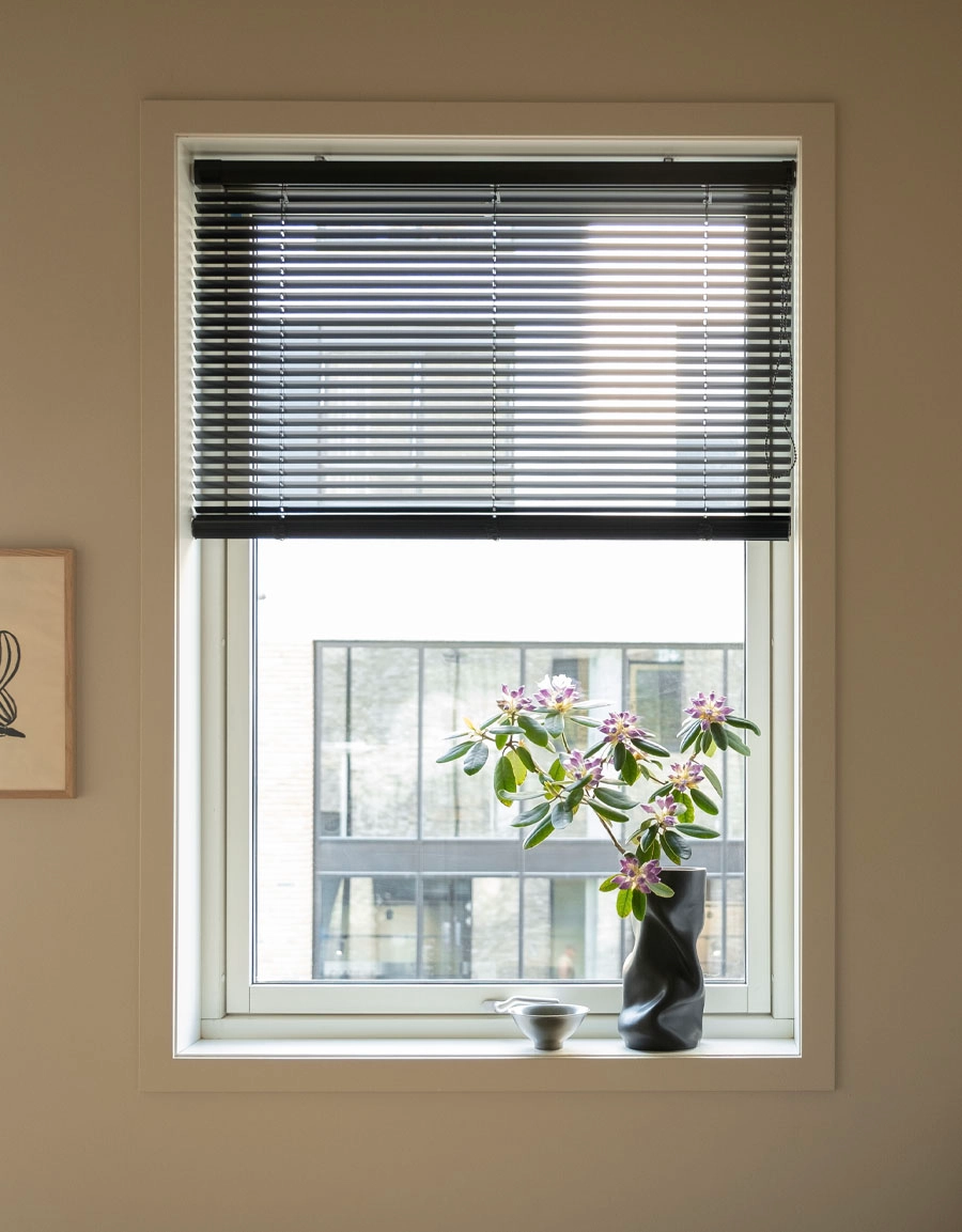 Skruvfri, svart persienn Tension