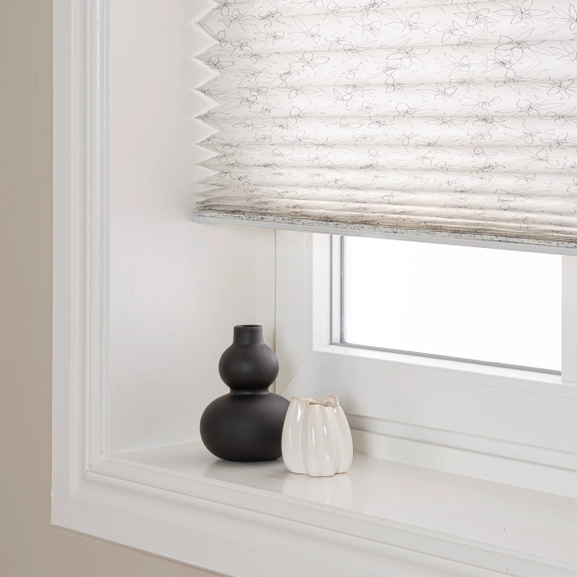 Blommig, avskärmande plisségardin