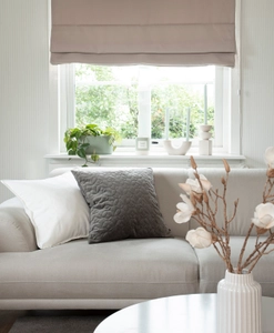 Mörkläggande beige hissgardin