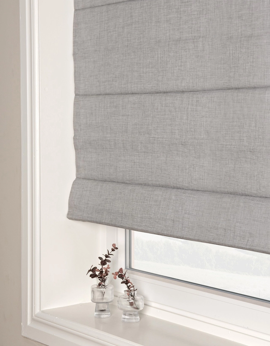 Ljusgrå, avskärmande hissgardin