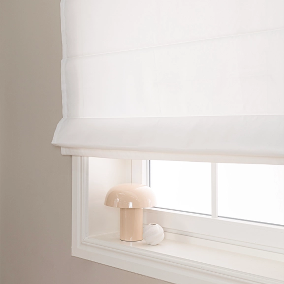 Vit avskärmande hissgardin