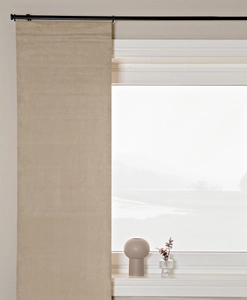 beige panelgardin med mockastruktur på gardinstång