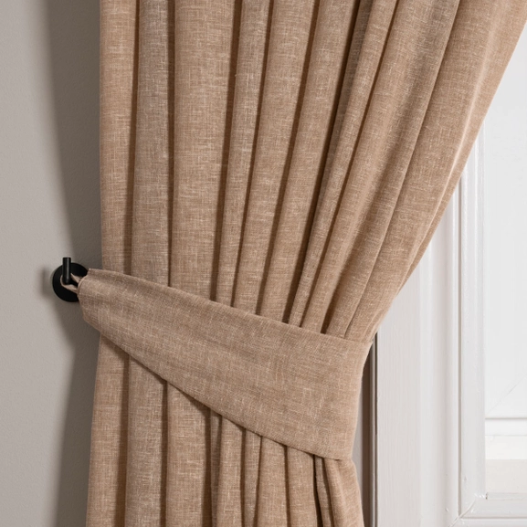 Beige gardin med matchande gardinomtag