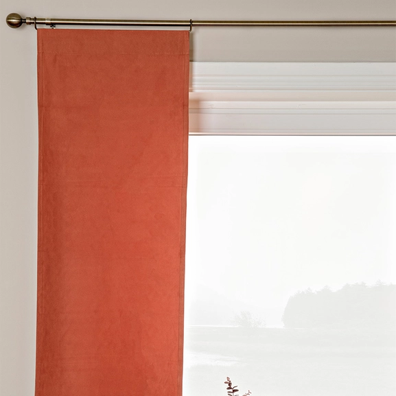 Orange panelgardin i mocka