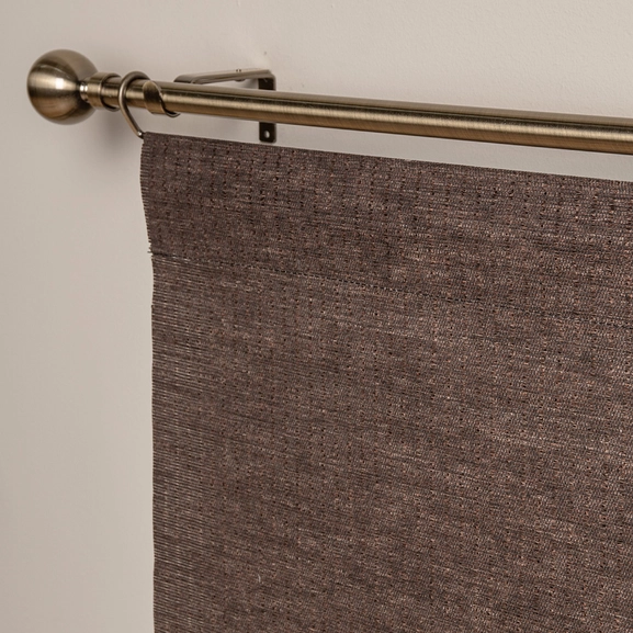 Närbild på beige panelgardin med struktur
