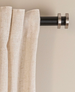 Svart gardinstång med stångdekor och ändknopp i rostfritt stål