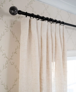 Svart gardinstång med beige gardin