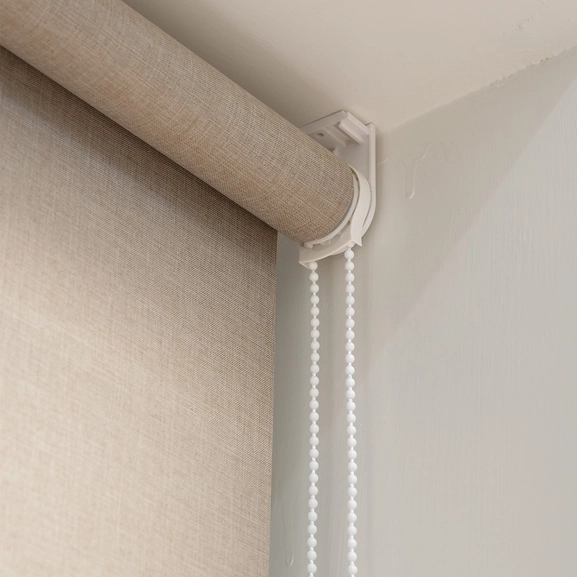 Mörkläggande rullgardin med textilkänsla