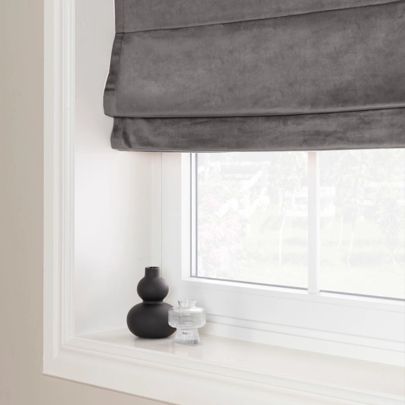 Mörkgrå hissgardin i sammet