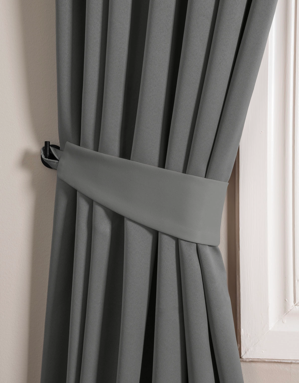Mörkgrå gardin med matchande omtag i tyg