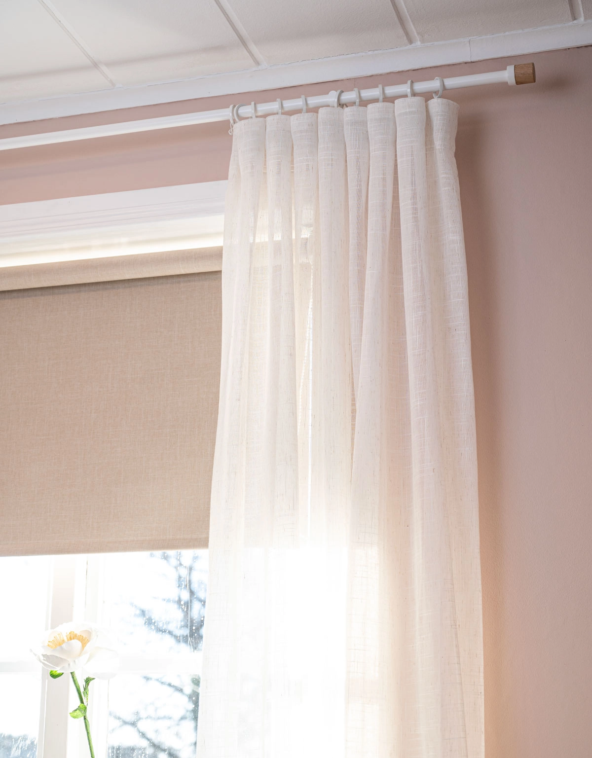 vit-gardinstång-beige-rullgardin