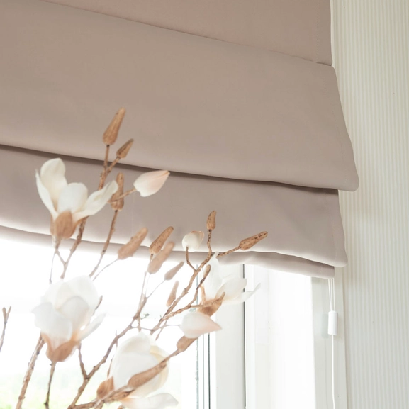 Mörkläggande hissgardin i beiget tyg