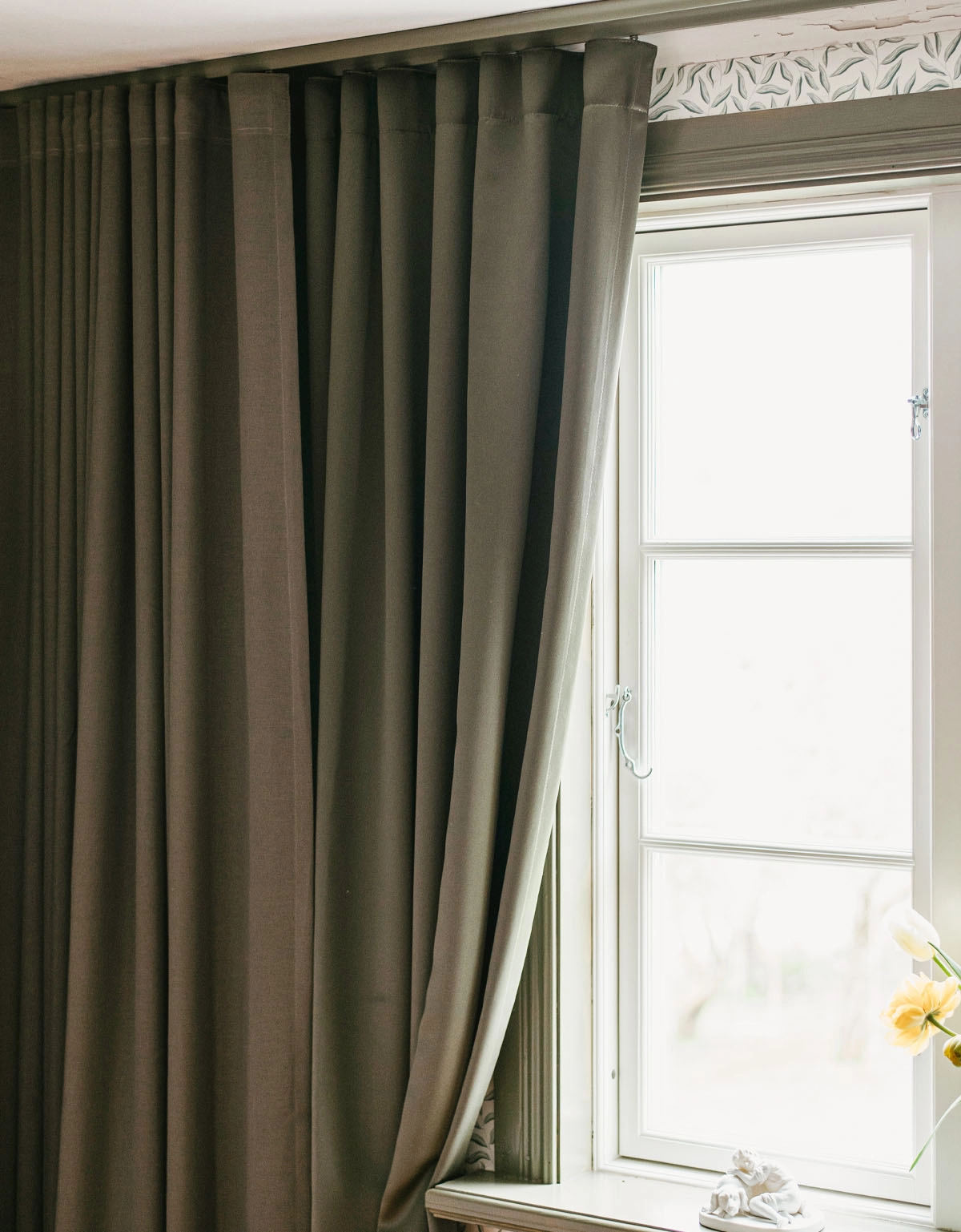 Dovgrön gardin på grön gardinskena