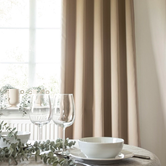 Gardinstång i stål med rund knopp