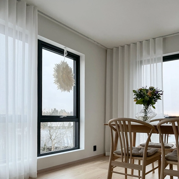 Vit gardin på skena med hotellvågor