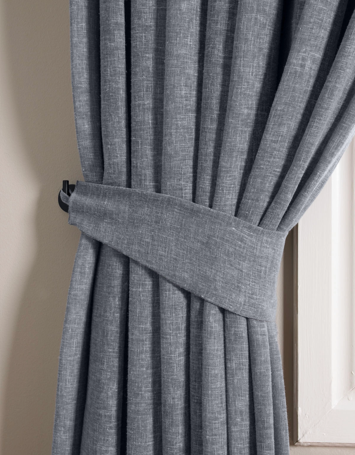 Blå gardin med matchande gardinomtag