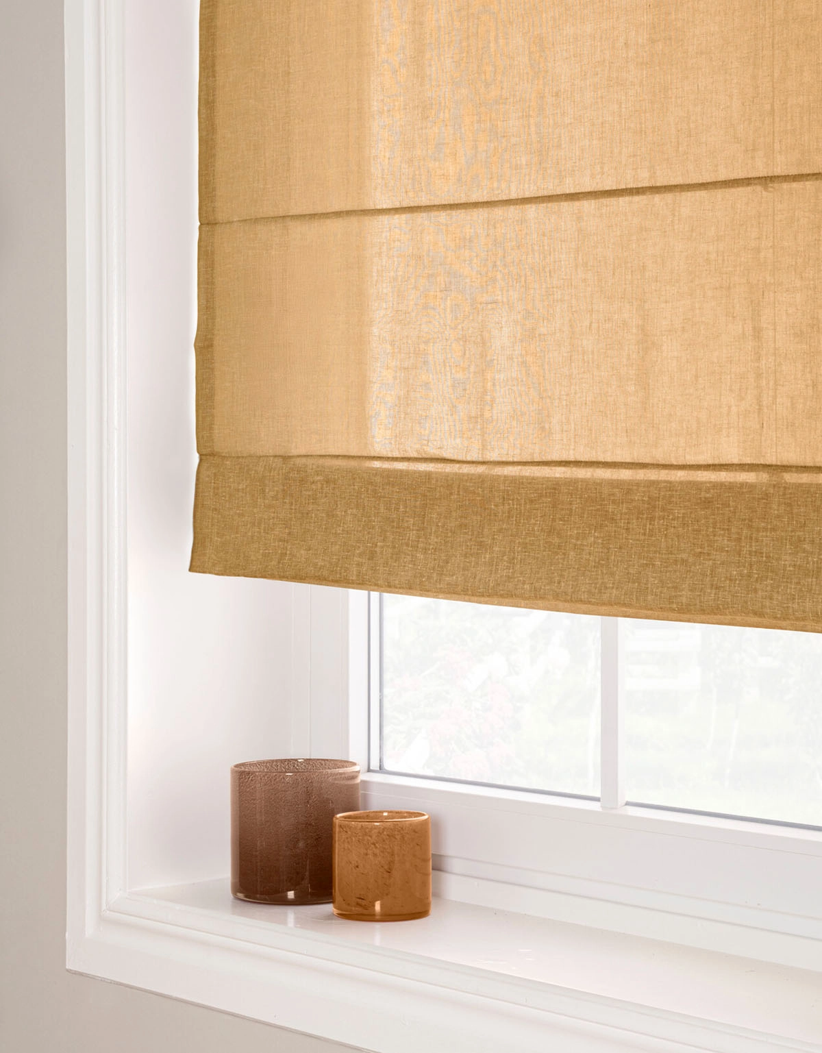 Hissgardin i avskärmande senapsguld väv