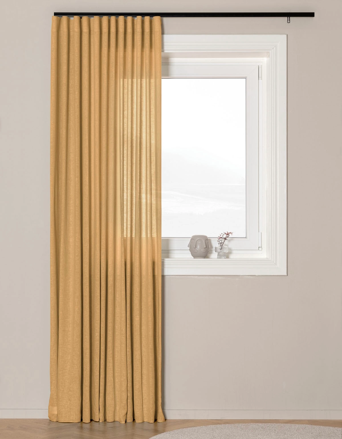 Senapsgul, skir gardin i extra bredd