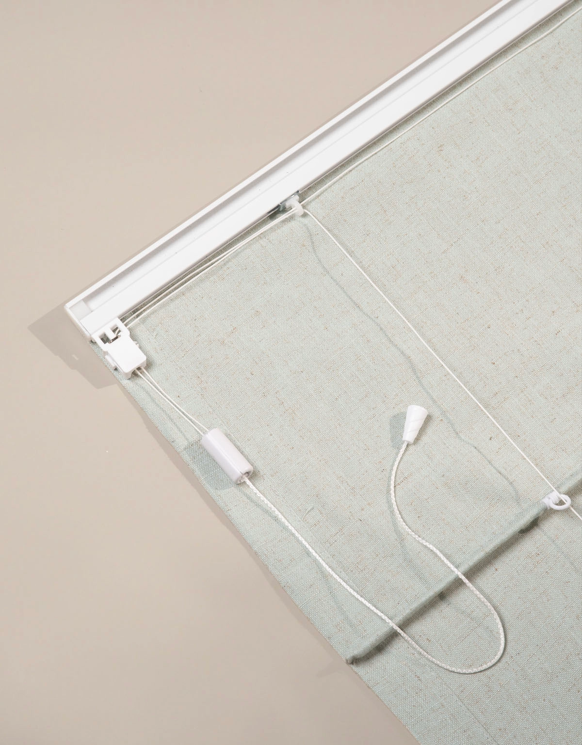 Baksidan av en ljust turkos hissgardin med linlås